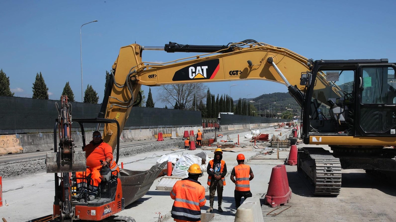 Occuperà una superficie di oltre 16mila metri nell’area tra via Coluccio Salutai e via Roccon Rosso. Il progetto prevede anche un terminal bus, una zona taxi, una pista ciclabile e aree a verde . Occuperà una superficie di oltre 16mila metri nell’area tra via Coluccio Salutai e via Roccon Rosso. Il progetto prevede anche un terminal bus, una zona taxi, una pista ciclabile e aree a verde .