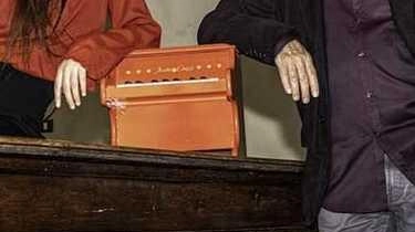 Un viaggio nella musica francese del ‘900 attraverso le canzoni dei suoi più grandi cantautori, da Brassens a Piaf e... Un viaggio nella musica francese del ‘900 attraverso le canzoni dei suoi più grandi cantautori, da Brassens a Piaf e...