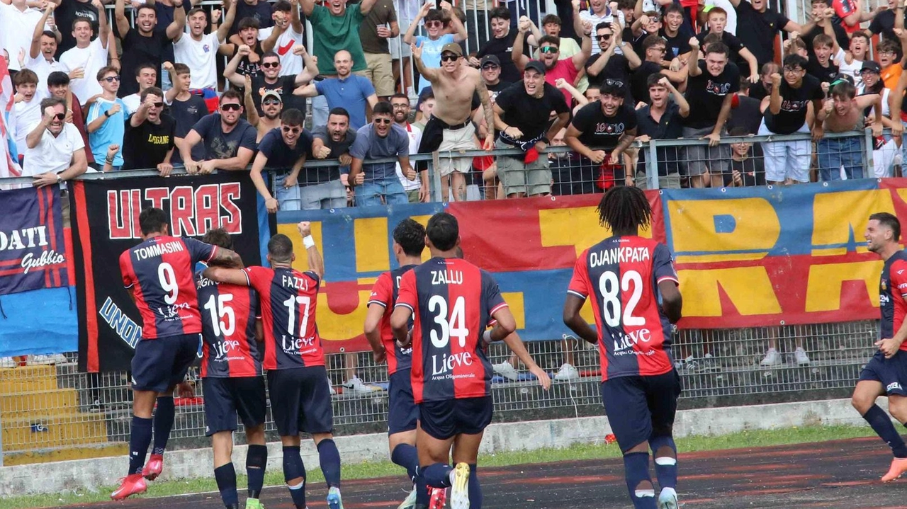 Il Gubbio festeggia insieme ai suoi tifosi (Foto Gavirati) Il Gubbio festeggia insieme ai suoi tifosi (Foto Gavirati)