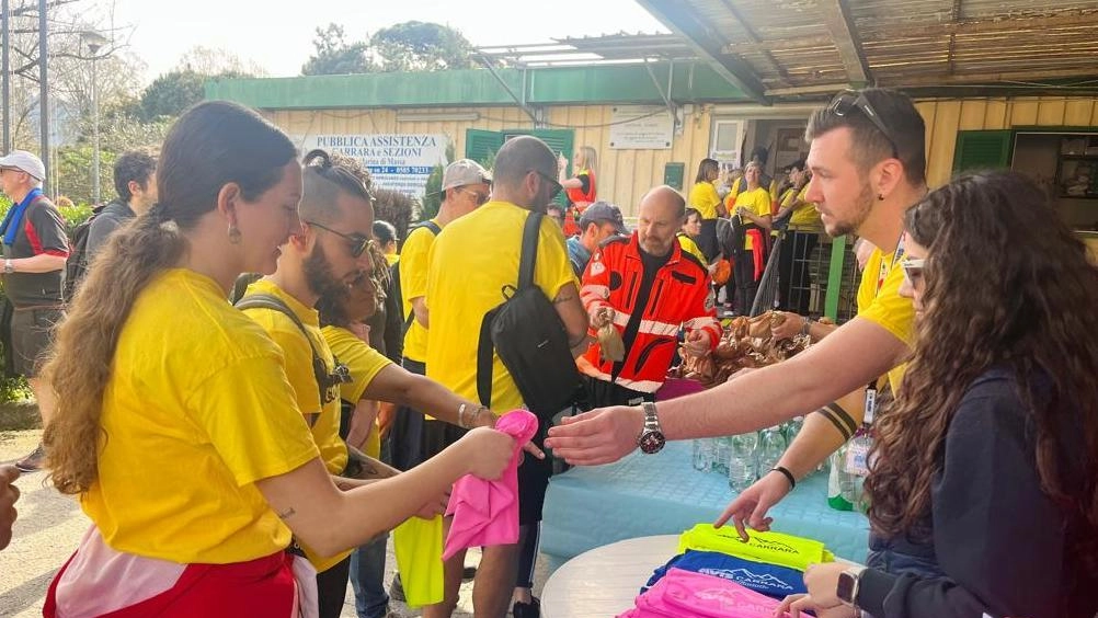 La distribuzione delle magliette nella scorsa edizione di ’Sconfinando’ organizzata dalla Pubblica assistenza di Fabrizio Giromella. Ogni anno la manifestazione di beneficenza richiama numerosi appassionati della vita all’aria aperta La distribuzione delle magliette nella scorsa edizione di ’Sconfinando’ organizzata dalla Pubblica assistenza di Fabrizio Giromella. Ogni anno la manifestazione di beneficenza richiama numerosi appassionati della vita all’aria aperta