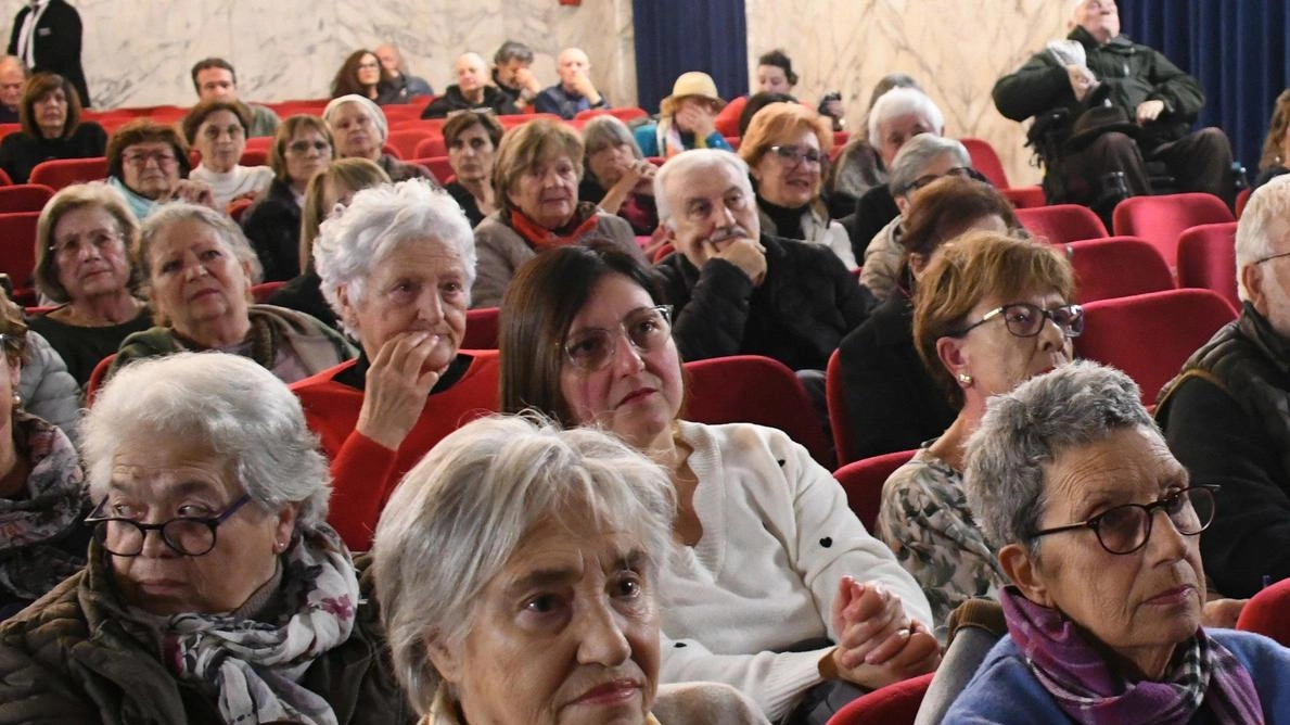 Gli studenti dell’Utl in una passata manifestazione al cinema Garibaldi. Grande l’interesse soprattutto degli anziani per l’Università del tempo libero