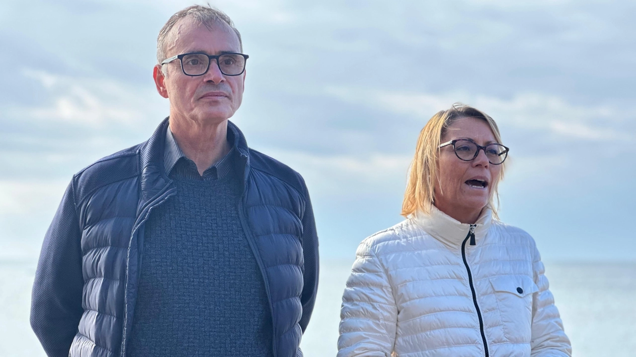 Angelo Gentili ed Elena Nappi durante la “ramazzata” di ieri in spiaggia Angelo Gentili ed Elena Nappi durante la “ramazzata” di ieri in spiaggia