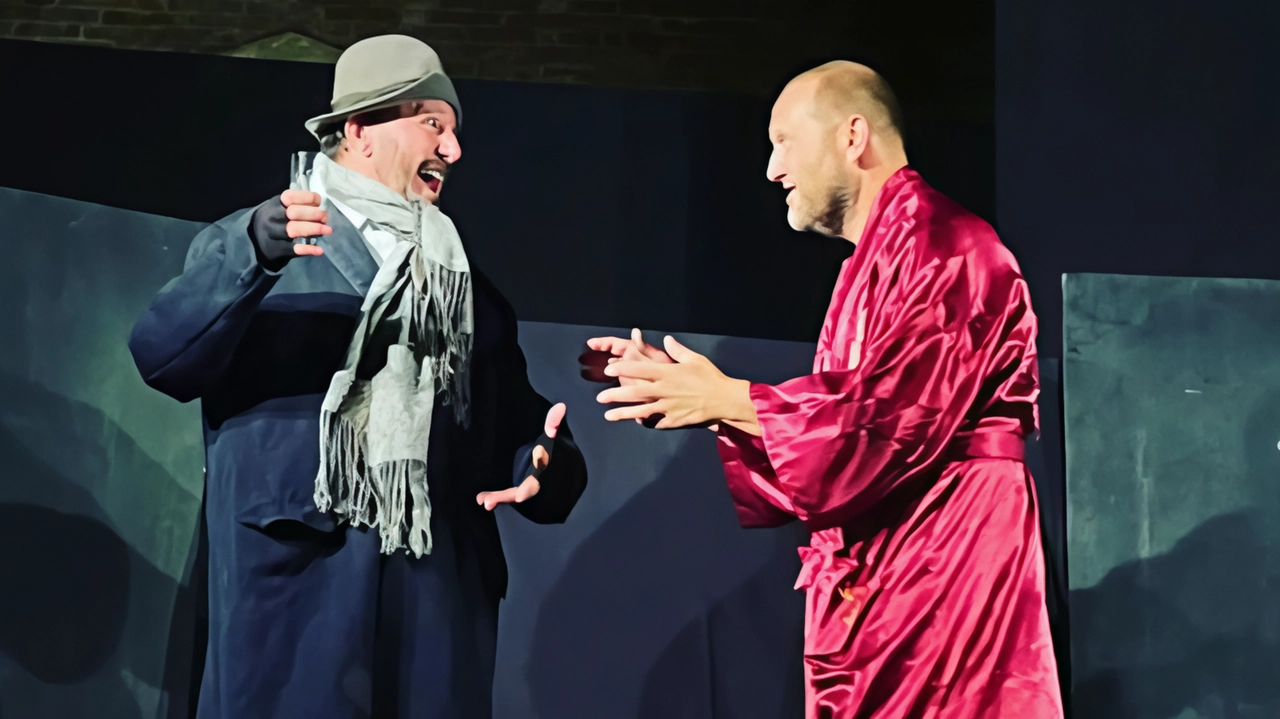 Due attori della compagnia. TeatroCastello sul palcoscenico durante una passata rappresentazione Due attori della compagnia. TeatroCastello sul palcoscenico durante una passata rappresentazione