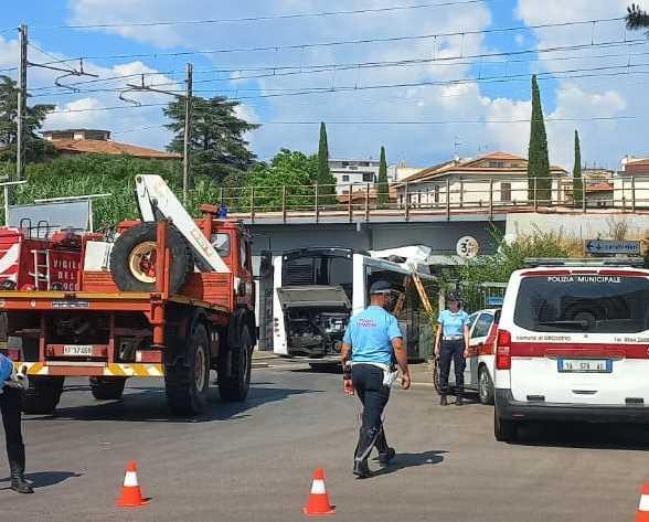 Bus contro il sovrapasso. Incastrati serbatoi a metano. Linea ferroviaria interrotta Bus contro il sovrapasso. Incastrati serbatoi a metano. Linea ferroviaria interrotta