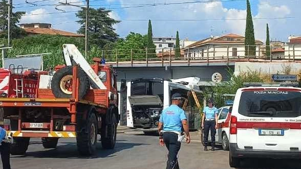 L’incidente è accaduto ieri alla rotatoria tra via Caravaggio e via Aldi. Il sottopasso è rimasto chiuso in entrambi i sensi per alcune ore . L’incidente è accaduto ieri alla rotatoria tra via Caravaggio e via Aldi. Il sottopasso è rimasto chiuso in entrambi i sensi per alcune ore .