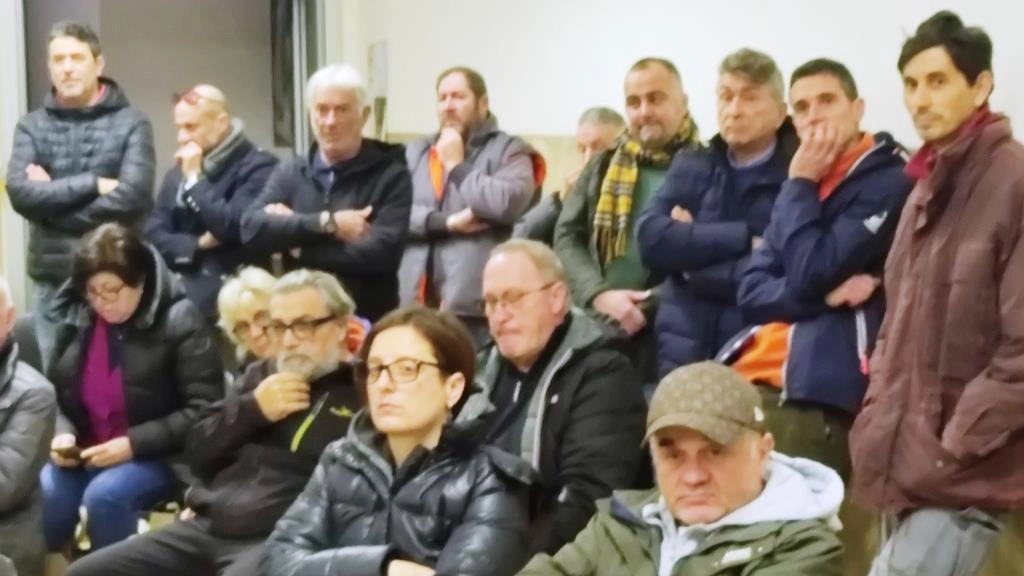 Un momento della partecipata assemblea di martedì sera al circolo Arci di Pontenuovo, dove è stata aperta la sala più grande per ospitare tutti i presenti Un momento della partecipata assemblea di martedì sera al circolo Arci di Pontenuovo, dove è stata aperta la sala più grande per ospitare tutti i presenti