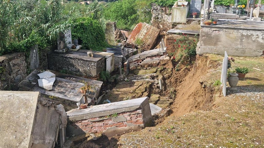 Le classiche «bombe» d’acqua provocarono danni su una superficie interessata assai ampia del cimitero di San Ginese e che riguardava 32 tombe e 18 campi comuni Le classiche «bombe» d’acqua provocarono danni su una superficie interessata assai ampia del cimitero di San Ginese e che riguardava 32 tombe e 18 campi comuni