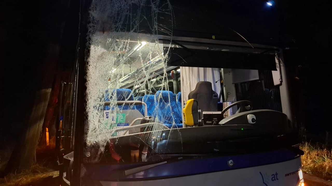 Ferito il conducente del bus, non c'erano passeggeri