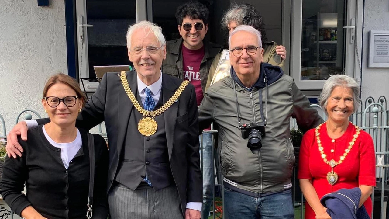 Da sinistra Claudia Zanelli (moglie di Barontini), il sindaco di Liverpool, Claudio Barontini e la moglie del sindaco Da sinistra Claudia Zanelli (moglie di Barontini), il sindaco di Liverpool, Claudio Barontini e la moglie del sindaco