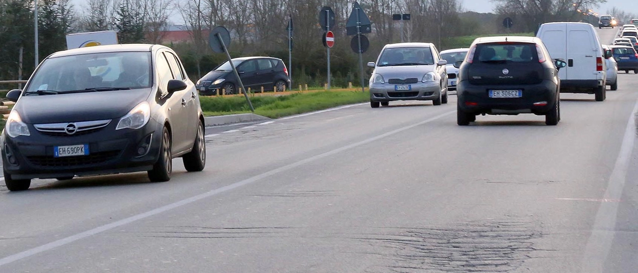 Asfalto in via Camporcioni. Ci sono i fondi ministeriali anche per le strade collinari