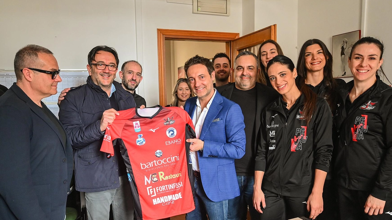 Il presidente Antonio Bartoccini , staff e giocatrici in visita al giornale "Stagione importante, questo riconoscimento ci riempie di orgoglio" . Il presidente Antonio Bartoccini , staff e giocatrici in visita al giornale "Stagione importante, questo riconoscimento ci riempie di orgoglio" .