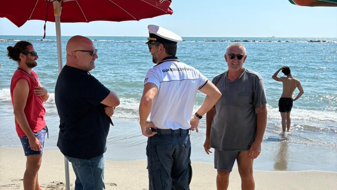 Allarme per la manta, si tenta di salvare l’esemplare fuori rotta. Vietato fare il bagno Allarme per la manta, si tenta di salvare l’esemplare fuori rotta. Vietato fare il bagno