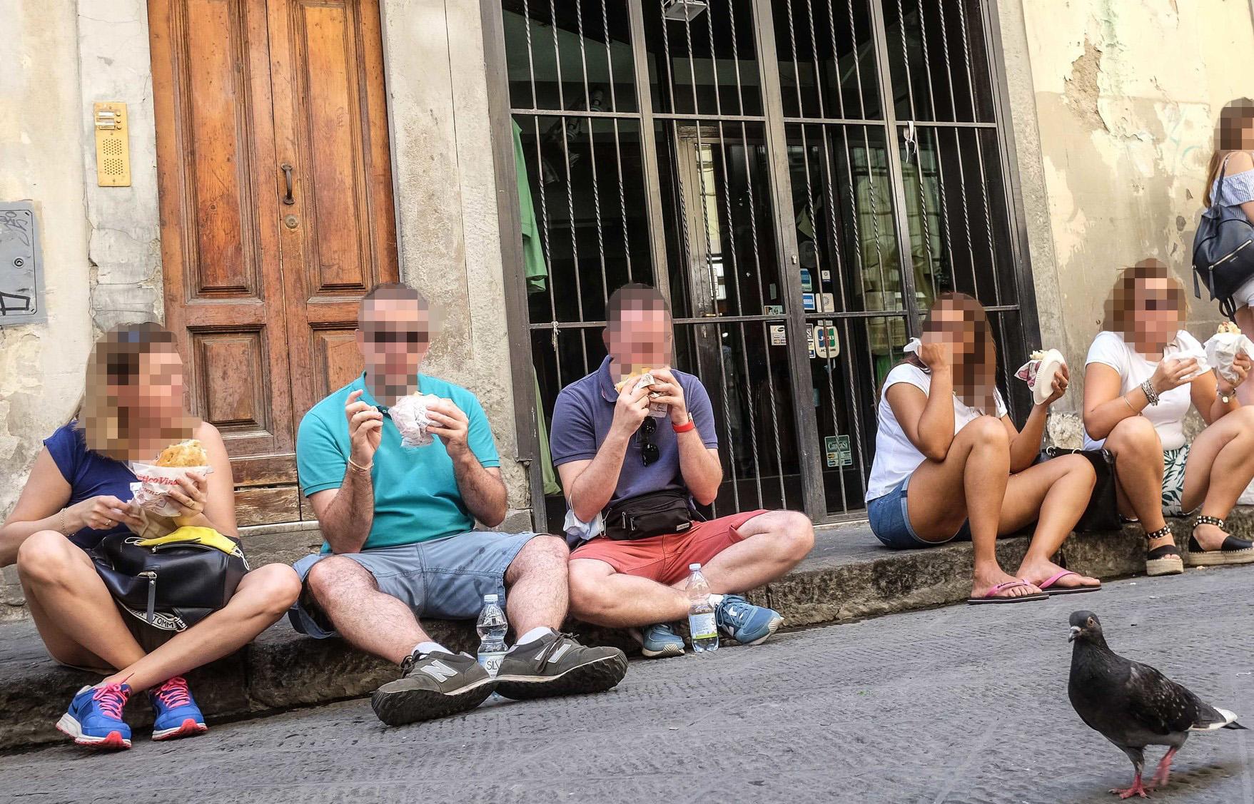 Benvenuto a Firenze mister Cafone. Pose, selfie, grida e birra. “Il centro diventa sagra” Benvenuto a Firenze mister Cafone. Pose, selfie, grida e birra. “Il centro diventa sagra”