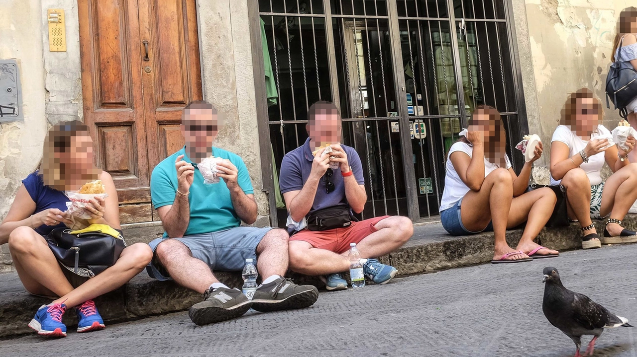 Benvenuto a Firenze mister Cafone. Pose, selfie, grida e birra. “Il centro diventa sagra”