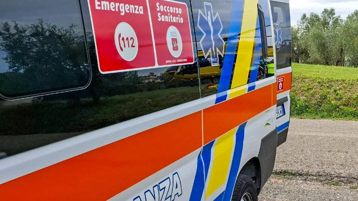 Un'ambulanza della Misericordia. La donna è stata soccorsa in codice rosso Un'ambulanza della Misericordia. La donna è stata soccorsa in codice rosso