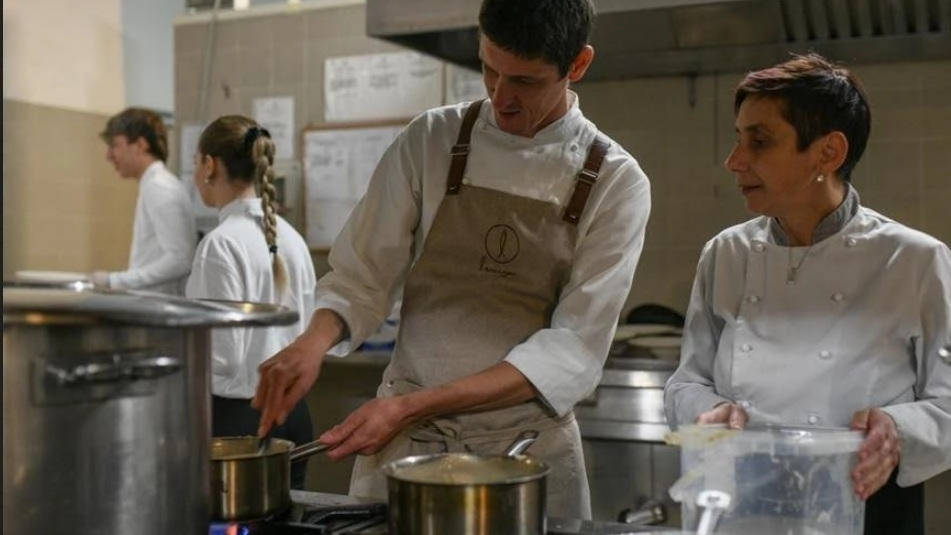 Il 21 novembre si terrà la cena di gala "Golose Evasioni" al Nuovo Complesso Penitenziario di Perugia, preparata dai detenuti formati da chef rinomati. Un progetto di inclusione e formazione professionale sostenuto da Ada Stifani e altri chef di fama.