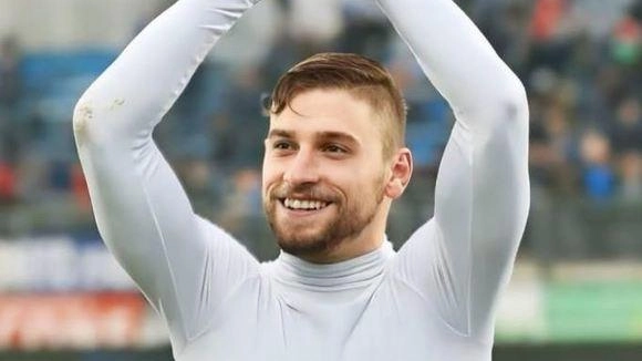 Bomber Federico Dionisi, con indosso la maglia dedicata all’ex giocatore dei labronici scomparso, Piermario Morosini