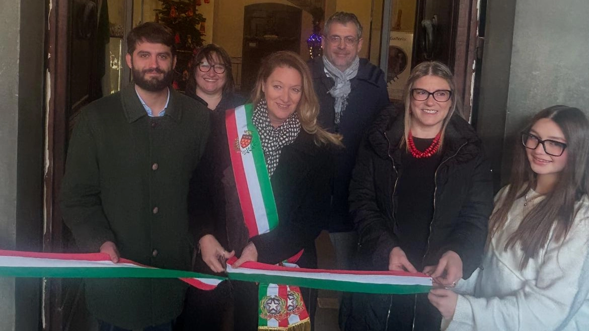 “Natale in Palazzo”, inaugurata la mostra di presepi e degli alberi addobbati in Comune