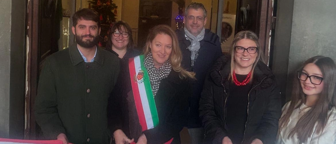“Natale in Palazzo”, inaugurata la mostra di presepi e degli alberi addobbati in Comune