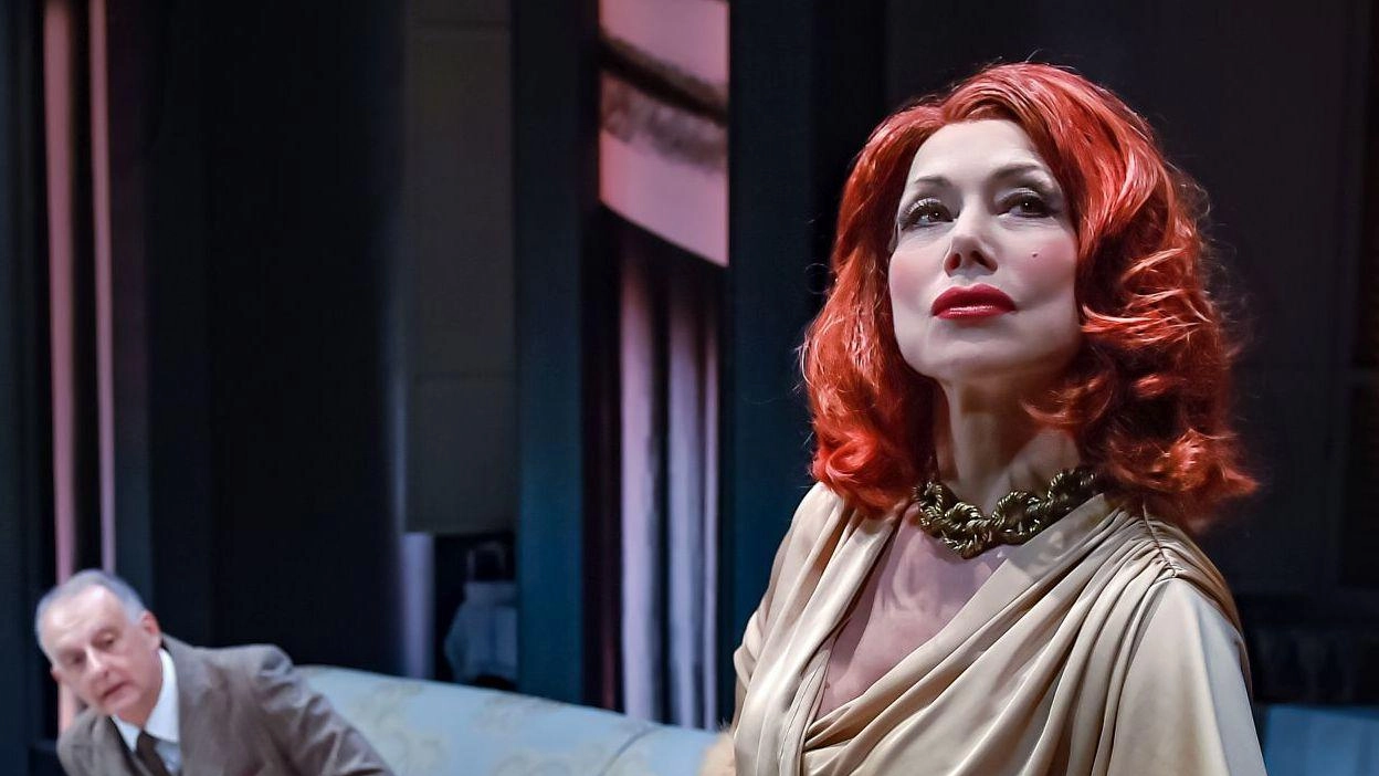 Questa sera (20.45) al Teatro Pacini, Nancy Brilli, diretta da Pierluigi Iorio, è la protagonista della commedia noir ’L’ebre’o, di...
