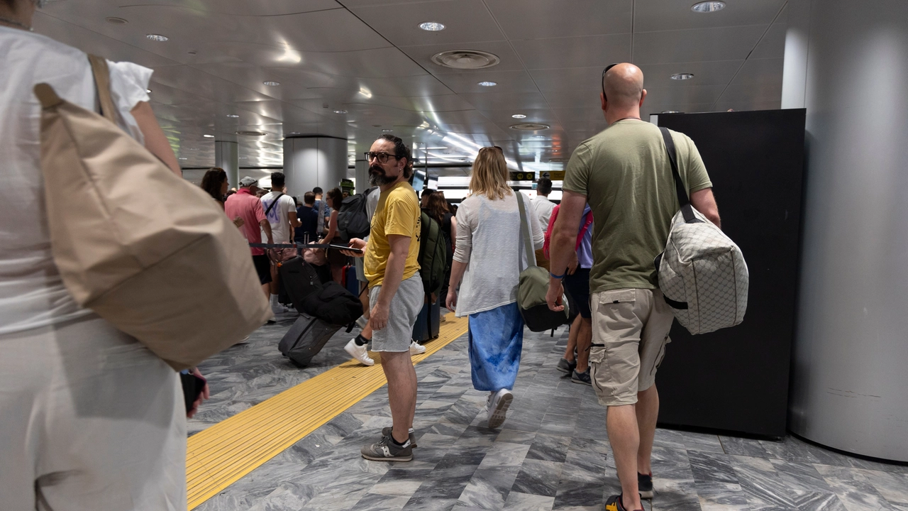 Viaggiatori in partenza all'eroporto di Pisa Galileo Galilei (foto Enrico Mattia Del Punta)