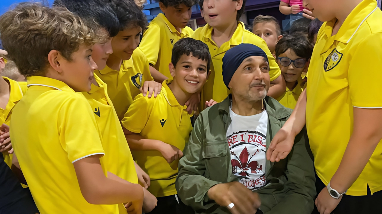 Dopo la rottura con la Nazionale eccolo a sorpresa alla cena dell’Avane asd. Un saluto pieno di gioia alla società dove è cresciuto: "Legame eterno". Dopo la rottura con la Nazionale eccolo a sorpresa alla cena dell’Avane asd. Un saluto pieno di gioia alla società dove è cresciuto: "Legame eterno".
