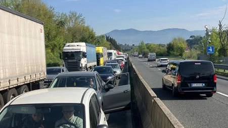 Doppio incidente nella mattinata del 9 aprile in FiPiLi, traffico bloccato e lunghe code verso il mare