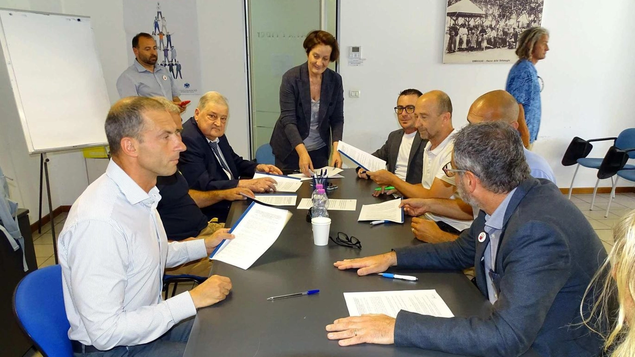 La firma del nuovo contratto ieri mattina alla sede di Confcommercio (foto Umicini) La firma del nuovo contratto ieri mattina alla sede di Confcommercio (foto Umicini)