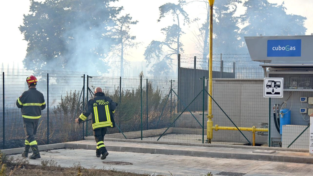 Le fiamme dell’incendio hanno lambito anche il distributore di benzina B-Fuel Le fiamme dell’incendio hanno lambito anche il distributore di benzina B-Fuel