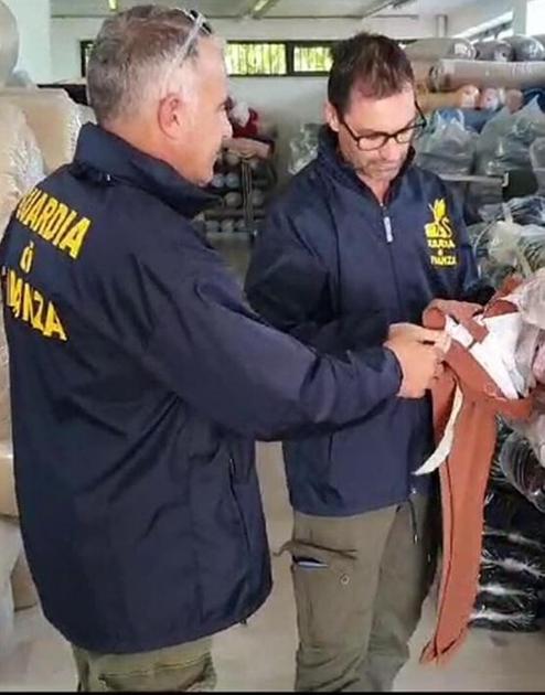 Scoperta centrale dei falsi. L’operazione a Chinatown. Sequestrati 65mila articoli