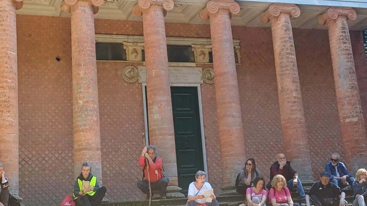 Una comitiva di turisti al Tempio di Minerva Medica (1832), in un bosco in località Torricchio: una delle mete più visitate del paese Una comitiva di turisti al Tempio di Minerva Medica (1832), in un bosco in località Torricchio: una delle mete più visitate del paese