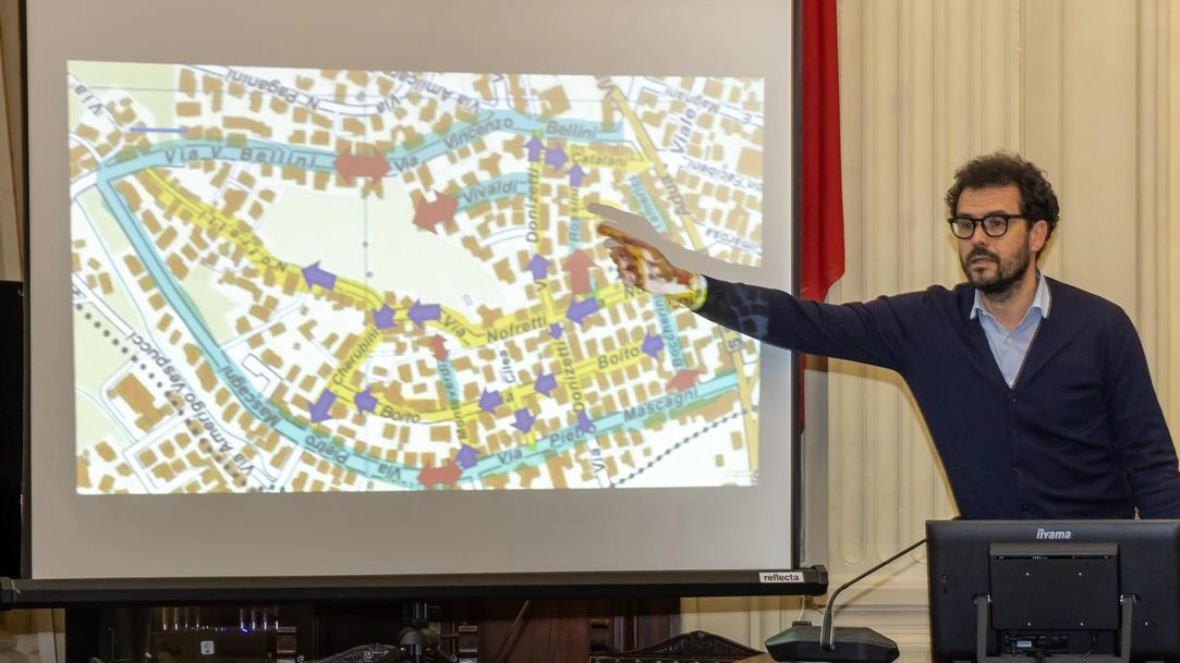 L’assessore Silvestri spiega ai cittadini le possibili modifiche al traffico (Goiorani)