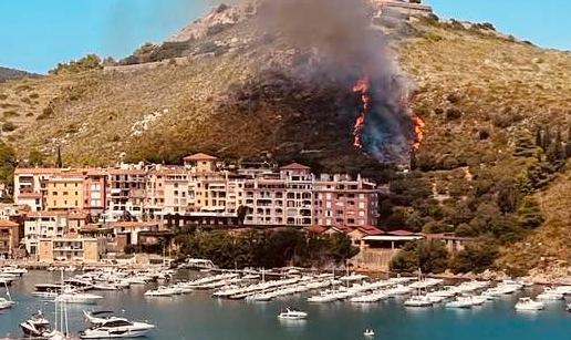 incendio a porto ercole paura per le fiamme che minacciano le abitazioni
