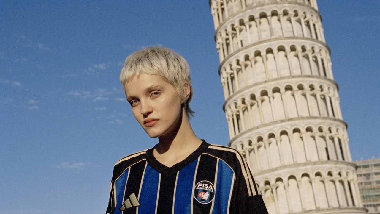La prima maglia del Pisa SC, per la stagione di Serie A 2025/26