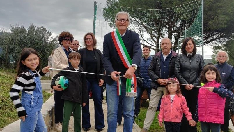 Lo spazio verde è nel centro del paese, sulla strada che porta alla chiesa Lo spazio verde è nel centro del paese, sulla strada che porta alla chiesa