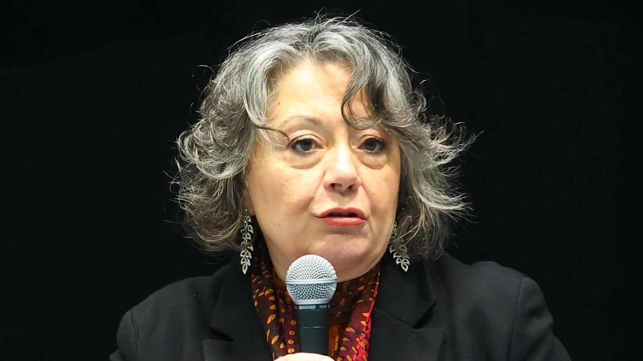 Disagio all’istituto superiore Enriques, diretto dalla dirigente Barbara Degl’Innocenti (nella foto) dove gli studenti lamentano freddo nelle aule. "Non possiamo... Disagio all’istituto superiore Enriques, diretto dalla dirigente Barbara Degl’Innocenti (nella foto) dove gli studenti lamentano freddo nelle aule. "Non possiamo...