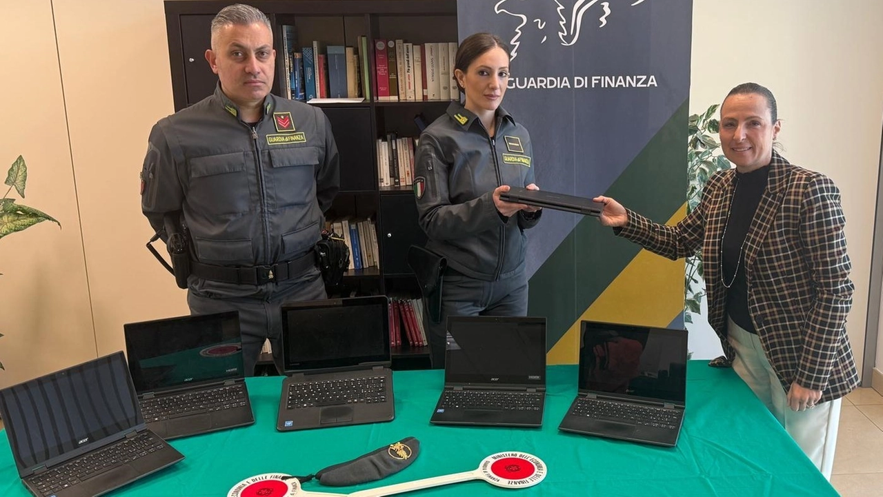 Le Fiamme Gialle restituiscono il maltolto alla scuola