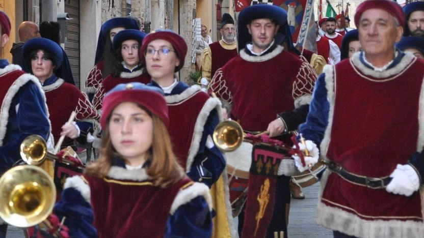 La sfilata del corteo storico è uno dei momenti suggestivi della cerimonia per le sfide La sfilata del corteo storico è uno dei momenti suggestivi della cerimonia per le sfide