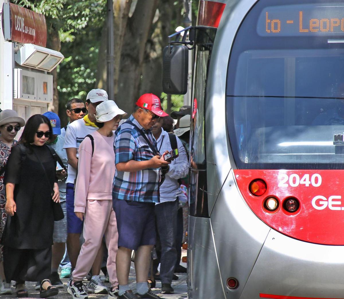 Tenta il borseggio all’agente in borghese. Fugge ma si arrende per la stanchezza