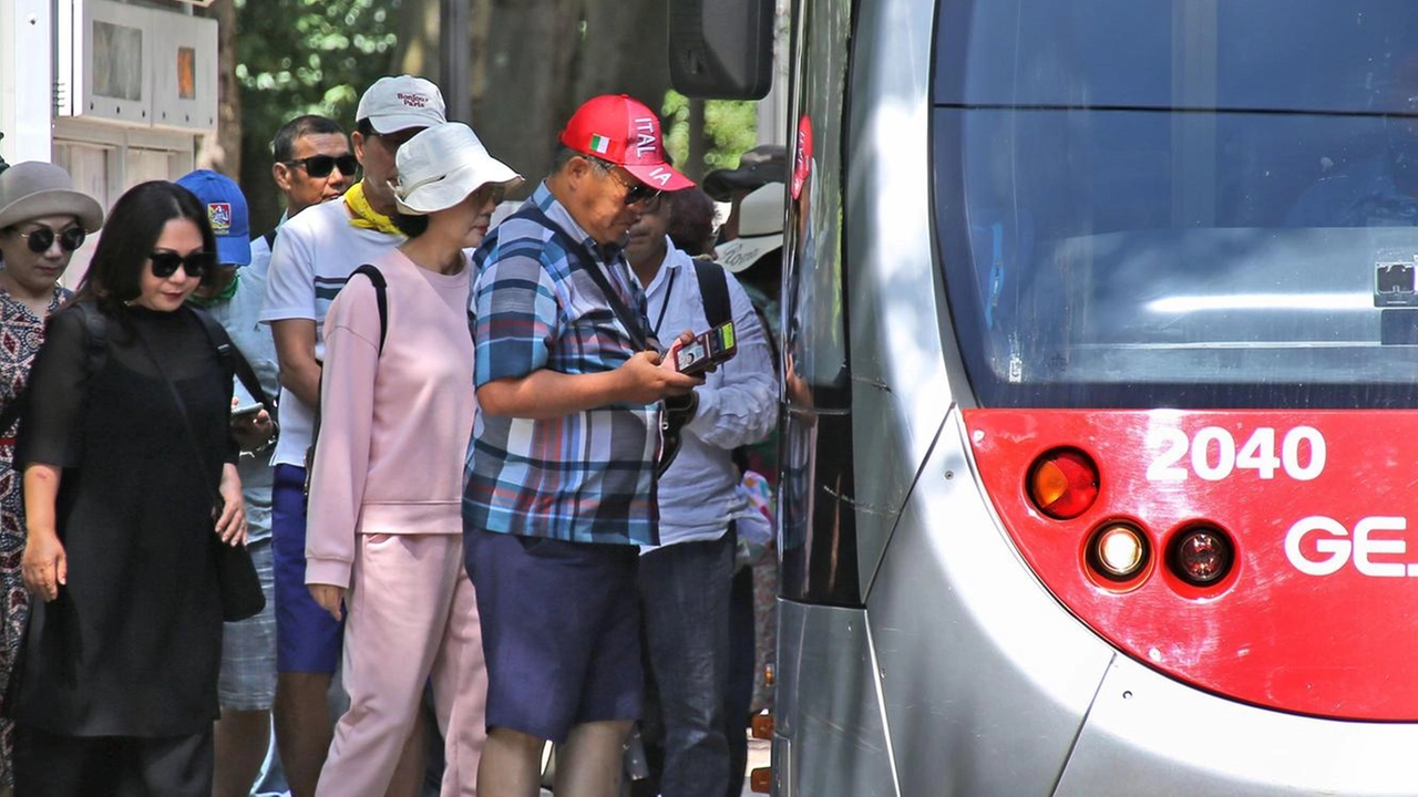 Ha sfilato il telefono dalla tasca di un vigile urbano: peruviano arrestato