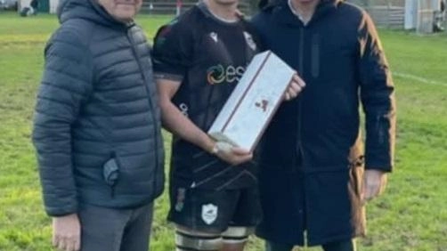 Matteo Morelli (al centro) con la casacca dei Cavalieri Dopo un’annata trascorsa in Serie A Elite difendendo i colori della Lazio, il rugbista pratese classe 2002 è tornato agli ordini di coach Alberto Chiesa