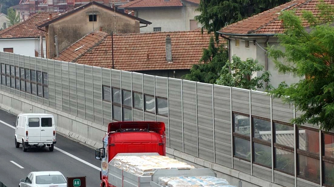 Un esempio di barriere fonoassorbenti (Foto dal nostro archivio) Un esempio di barriere fonoassorbenti (Foto dal nostro archivio)