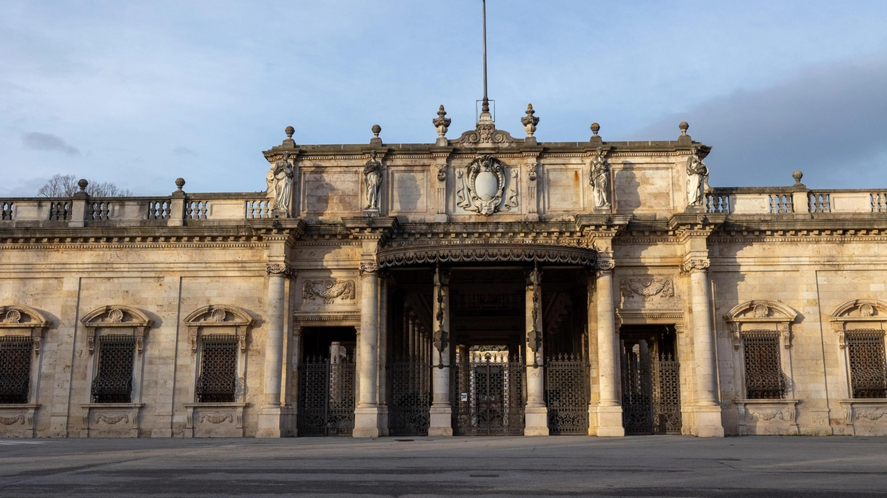 Lo stabilimento Tettuccio del complesso delle Terme di Montecatini L’asta. a Firenze è andata deserta. ancora una volta Lo stabilimento Tettuccio del complesso delle Terme di Montecatini L’asta. a Firenze è andata deserta. ancora una volta