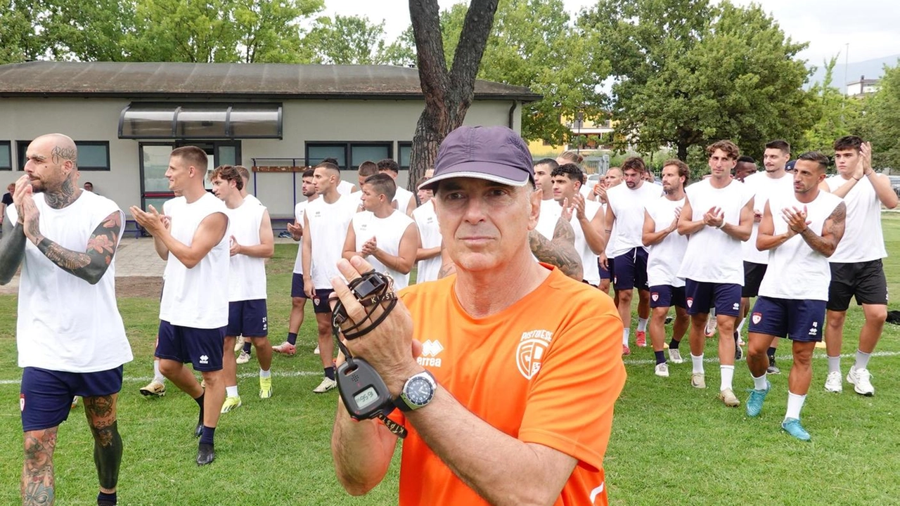 Il tecnico Andreucci insieme alla squadra durante un allenamento Il tecnico Andreucci insieme alla squadra durante un allenamento