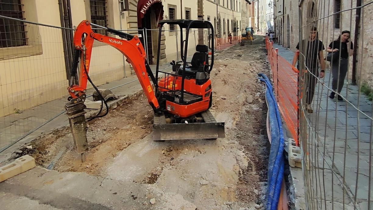 I lavori in corso nella parte alta della città, in via XX Settembre, nel tratto tra piazza Grande e largo del Vescovato. L’intervento dovrebbe essere concluso per fine estate I lavori in corso nella parte alta della città, in via XX Settembre, nel tratto tra piazza Grande e largo del Vescovato. L’intervento dovrebbe essere concluso per fine estate
