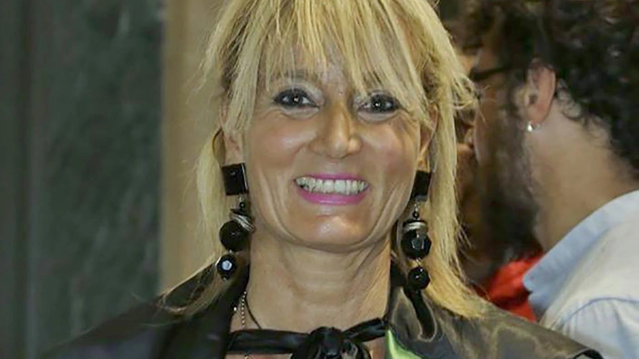 Una balenottera bloccata nel porto di Talamone ha suscitato preoccupazione in Italia. Letizia Marsili e gli esperti stanno cercando di salvarla, ma le condizioni dell'animale sono gravi. Una balenottera bloccata nel porto di Talamone ha suscitato preoccupazione in Italia. Letizia Marsili e gli esperti stanno cercando di salvarla, ma le condizioni dell'animale sono gravi.