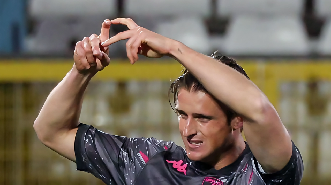 Il Pisa Calcio è impegnato su tre fronti: trattative per Inzaghi, ricerca di un nuovo allenatore e rinforzi difensivi per la Serie A.