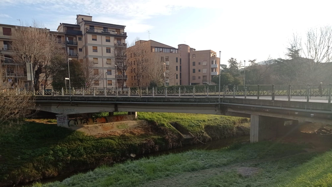 Il ponte di viale Marco è stato chiuso al traffico pesante. in attesa dell’apertura del cantiere per i lavori di manutenzione Il ponte di viale Marco è stato chiuso al traffico pesante. in attesa dell’apertura del cantiere per i lavori di manutenzione