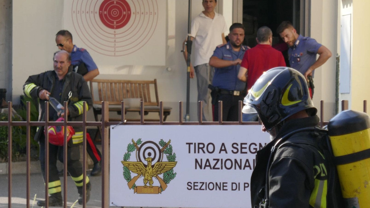 I soccorsi al tiro a segno a Galceti il giorno dell’incendio Foto Attalmi I soccorsi al tiro a segno a Galceti il giorno dell’incendio Foto Attalmi