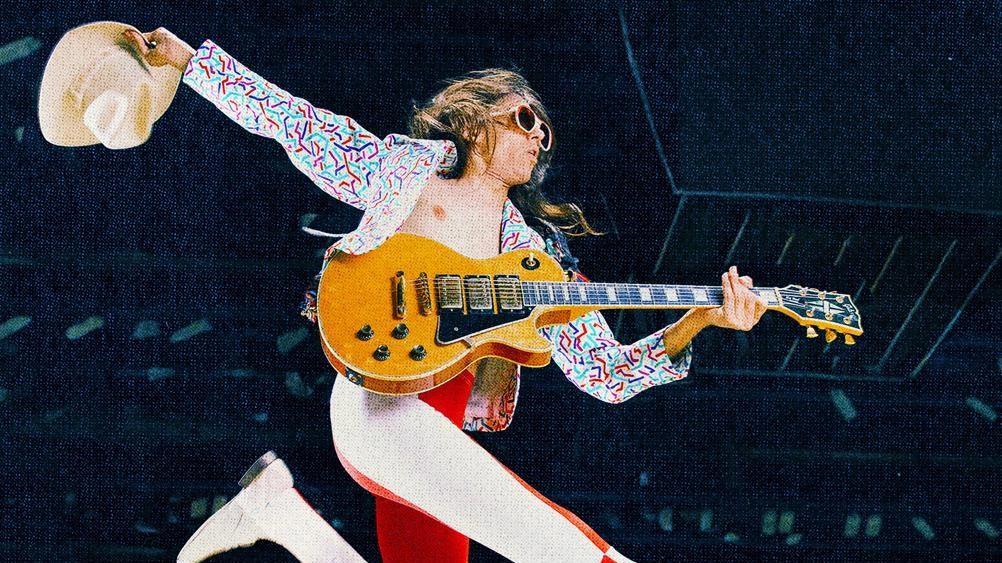 Lucio Corsi sul palco di San Siro con la sua inseparabile chitarra Lucio Corsi sul palco di San Siro con la sua inseparabile chitarra